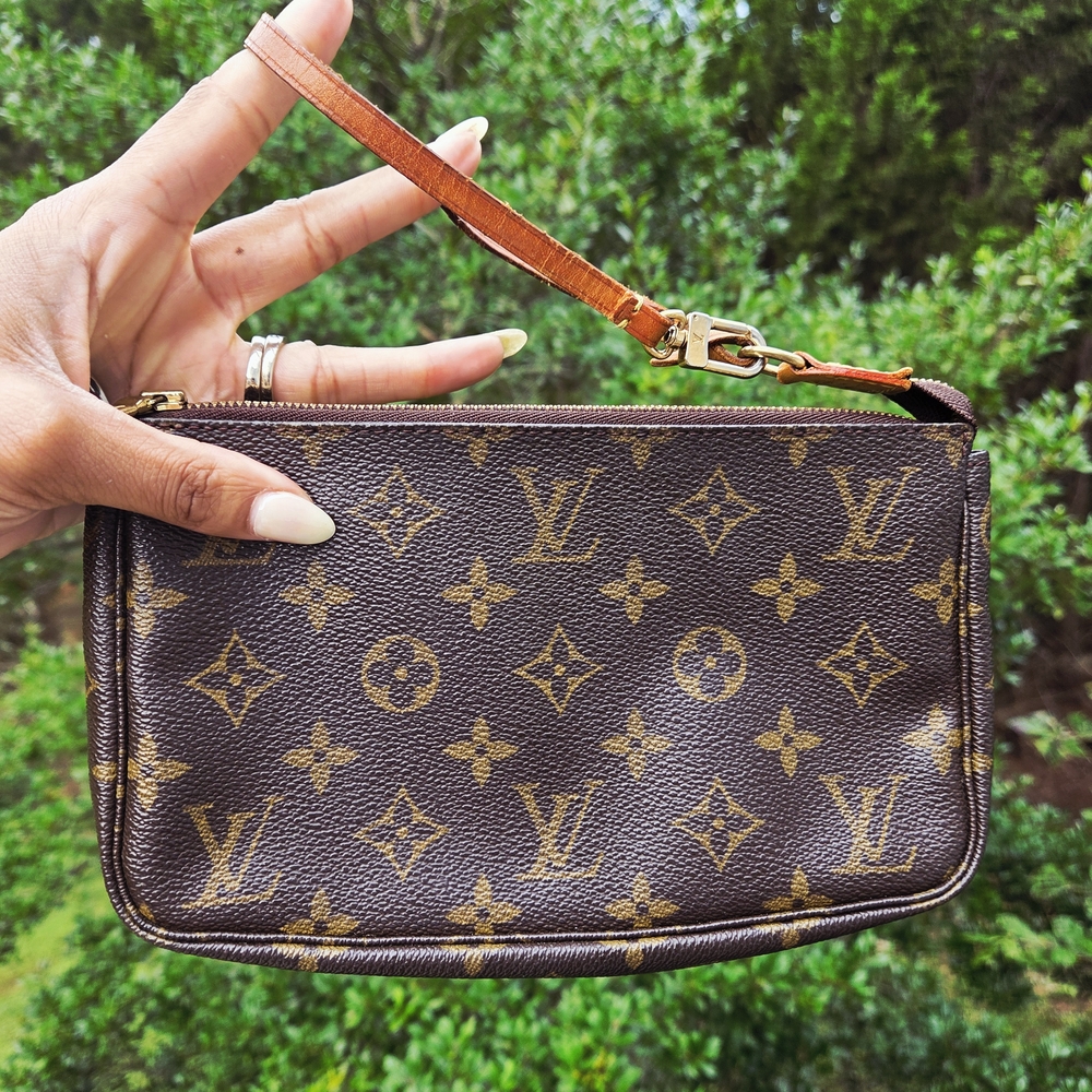 Louis Vuitton Monogram Pochette Shoulder/wristlet - Picture 2 of 8